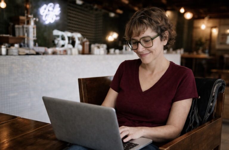 liliedoscope cree des sites en location dans un café